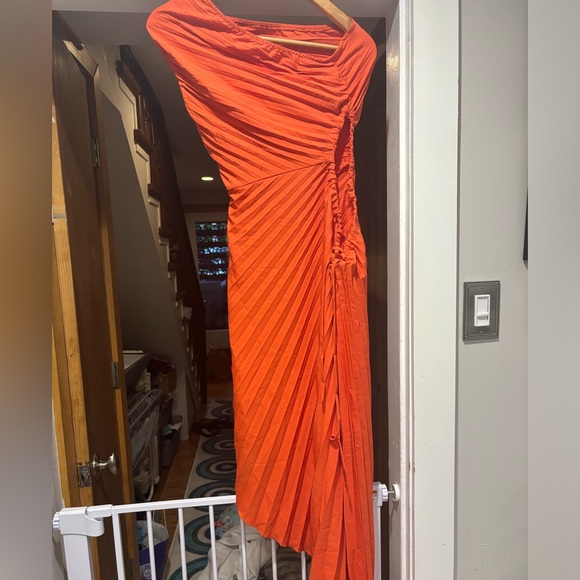 Gorgeous and super sexy pleated dress NWT - Picture 5 of 6